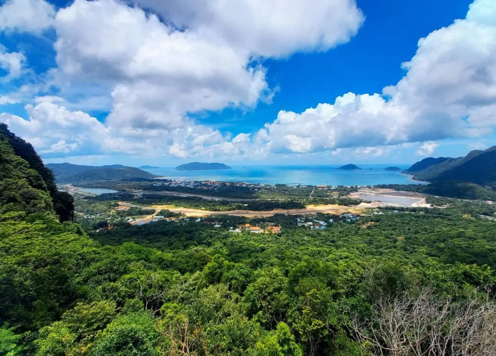 Trekking leo núi để ngắm thiên đường Côn Đảo từ trên cao